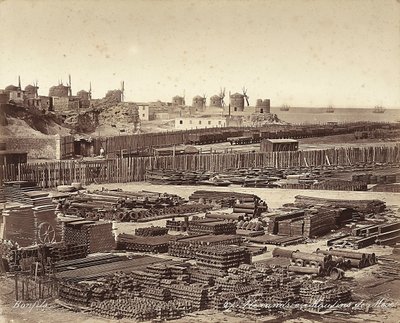 Dvůr pro stavební materiály, větrné mlýny jsou v pozadí, v Alexandrii, Egypt od Félix Bonfils