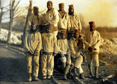 Senegalští dělníci s železničním kolem, Ham, Somme, Francie, 1917 (autochrom) od Fernand Cuville