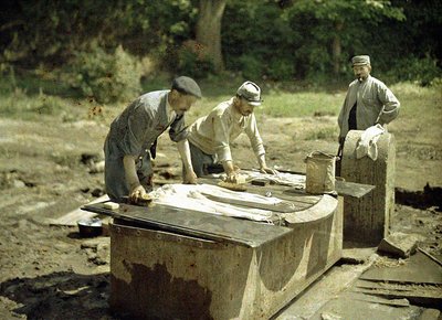 Tři francouzští vojáci dělají prádlo na studny, Soissons, Aisne, Francie, 1917 (Autochrome) od Fernand Cuville