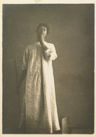 Žena v košili, ruka před ústy od Fernand Khnopff