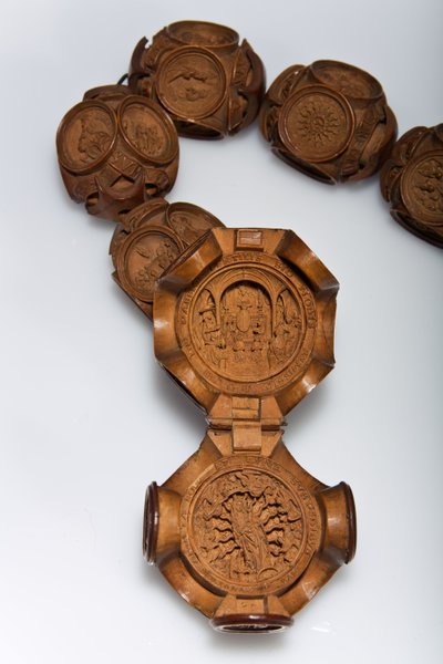 Růženec Jindřicha VIII., detail otevřeného korálku Pater (zimostráz) od Flemish School