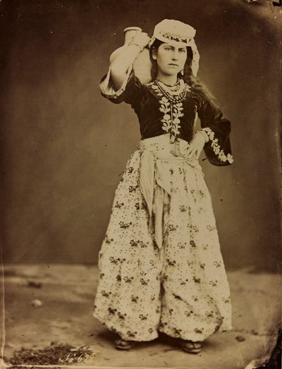 Album Damas et Baalbek: Mladá syrská žena v tradičním oblečení od Félix Bonfils