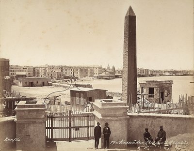 Alexandrie, Egypt: Obelisk Kleopatry, se čtyřmi muži pózujícími pro fotografii od Félix Bonfils