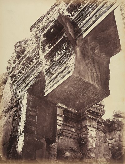 Detail vchodu do chrámu, v archeologické zóně Heliopolis nebo Baalbek, starověké syrské město, nyní Libanoni od Félix Bonfils