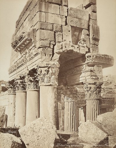 Detail pronaos chrámu Bakchus, v archeologické zóně Heliopolis nebo Baalbek, starověké syrské město, nyní Libanon od Félix Bonfils