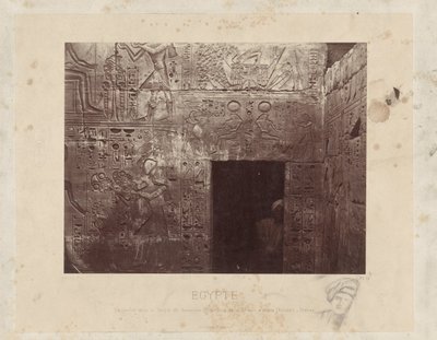 Muž v een deuropeningu v chrámu van Ramses III v Egyptě Sochy v Chrámu Ramesse III., vzadu na 2. nádvoří, vpravo (Karnak) - Théby (název na objektu) Egypt (název série na objektu) od Félix Bonfils