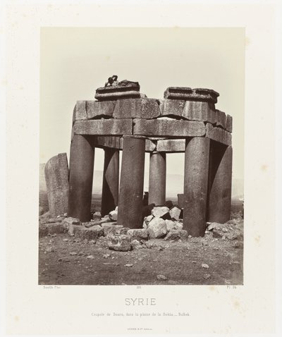 Muž op od qubba van Douris, nabij Baalbek Sýrie. Kopule Douris, v rovině Bekàa - Balbek (název na objektu) Starověká architektura: Egypt, Řecko, Malá Asie: Fotoalbum (název série) od Félix Bonfils