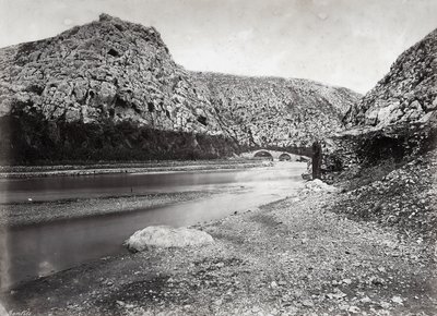 "Nahr el-Kalb" (řeka psa) mezi horami Libanonu, poblíž Bejrútu, v Palestině od Félix Bonfils