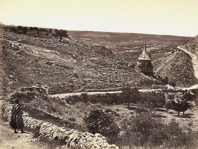Panoramatický výhled na údolí Cedron nebo Josafat s hrobkou Absaloma na okraji Jeruzaléma. Mas se dívá na pohled z ulice od Félix Bonfils