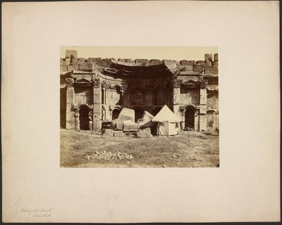 Obdélníkový dvůr, Baalbek od Félix Bonfils