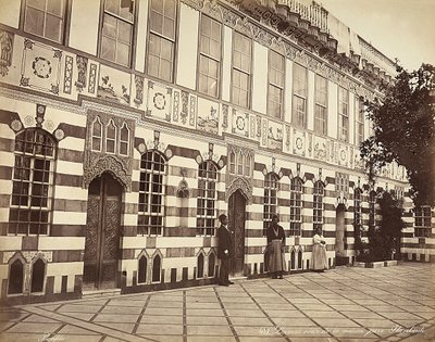 Nádvoří židovského domu v Stambouli, Sýrie, U zdí budovy jsou zobrazeni tři domácí od Félix Bonfils