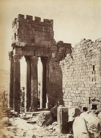 Ruiny chrámu Jupitera nebo Slunce, v archeologické zóně Heliopolis nebo Baalbek, starověké syrské město, nyní Libanon od Félix Bonfils