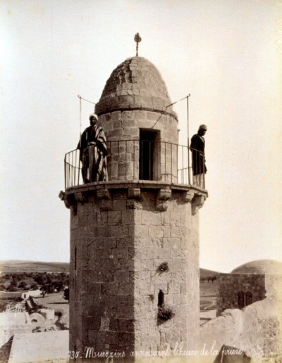 Dva muezzini svolávají věřící k modlitbě z vrcholu minaretu od Félix Bonfils