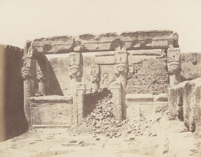 Dendera Tentyris, Athorův chrám – svatyně umístěná v jihozápadním úhlu..., 1851-52, tištěno 1853-54. od Félix Teynard