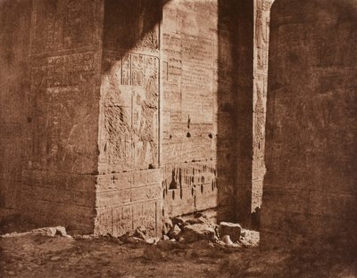 První pylon - francouzský nápis vytesaný na východní střílně v bodě H, ostrov Fila.., 1851 od Félix Teynard