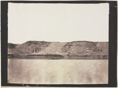 Celkový pohled na památky vytesané do skalního podloží s fotografovým Dahabieh. Abu Simbel od Félix Teynard