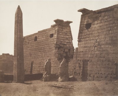 Luxor Théby, dřívější stavba - Kolosový pylon a obelisk, 1851-52. od Félix Teynard
