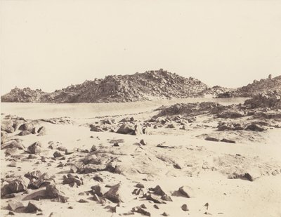 První šedý zákal, žulové hory pokryté písky, 1851-52, tištěno 1853-54. od Félix Teynard