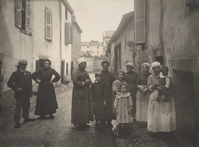 [Skupina dospělých a dětí na vesnické ulici v Auvergne], ca. 1910. od Félix Thiollier