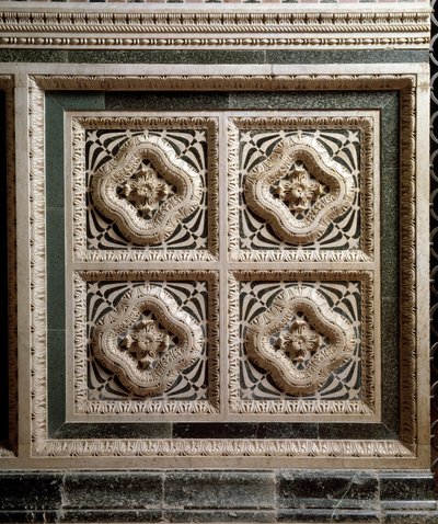 Detail mramorové stěny podpírající mramorovou kazatelnu od Florentine School