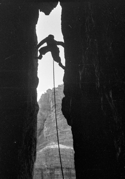 Dolomity: horolezec v Dülferu na Cima Grande di Lavaredo od Fosco Maraini