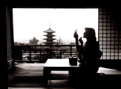 "Frivolní Kjóto". Pagoda Yasaka při pohledu z restaurace Kyo-Yamato od Fosco Maraini
