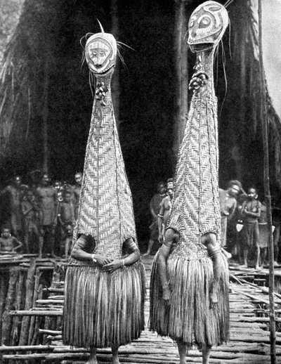 Gobliní masky a hledí nošené jako kosmetické pomůcky, Papua, Nová Guinea, 1936. od Fox Photos