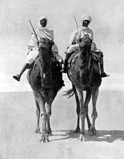 Dva Arabové jedoucí na velbloudech v Saharské poušti, Afrika, 1936. od Fox Photos