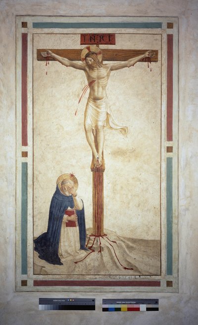 Ukřižování se svatým Dominikem. Nápis "INRI"" na kříži. Freska od Guida di Pietra od Fra Angelico