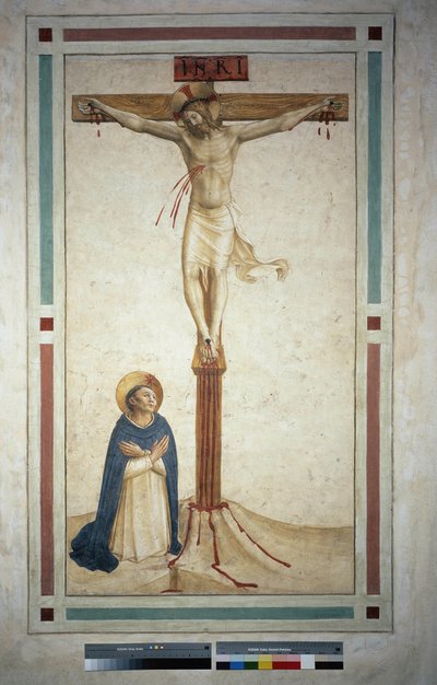 Ukřižování se svatým Dominikem. Nápis "INRI"" na kříži. Freska od Guida di Pietra od Fra Angelico