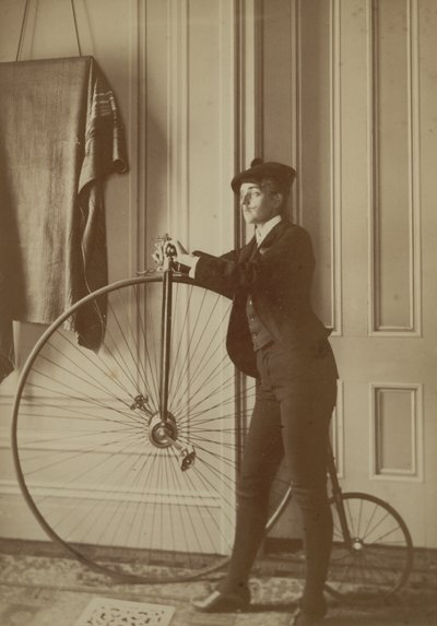 Uvnitř domu s kolem Penny Farthing Bicycle, cca 1890 (sépiová fotografie) od Frances Benjamin Johnston