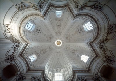 Vnitřní pohled na kopuli kostela sv. Ivo alla sapienza od Francesco Borromini
