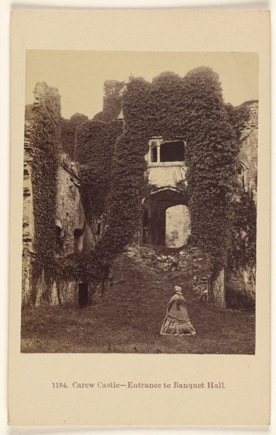 Hrad Carew - vchod do hodovní síně. od Francis Bedford