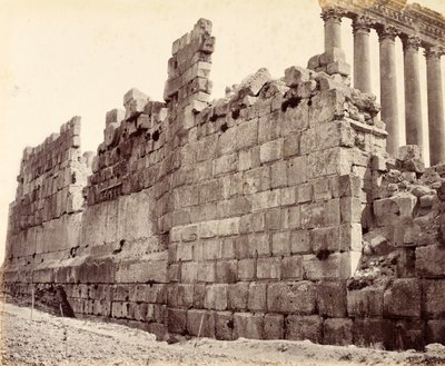 Západní konec vnější zdi Chrámu slunce, Baalbek od Francis Bedford