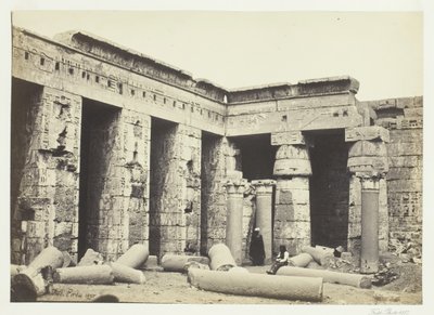 Vnitřní soud Medinet Habbo, Théby, 1857. od Francis Frith