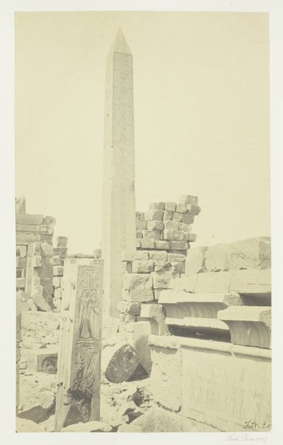 Obelisk a žulový lotosový sloup, Karnac, 1857. od Francis Frith