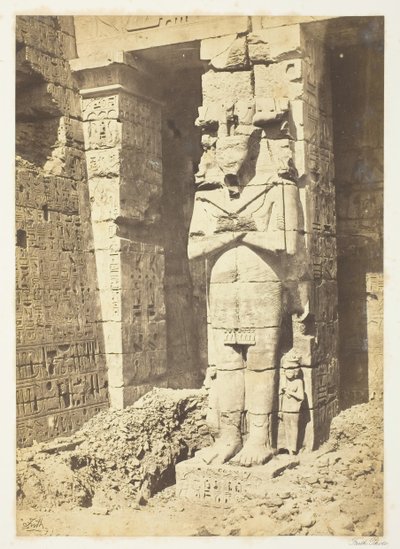 Osirid fillers ve společnosti Medinate-Haboo, c. 1857. od Francis Frith
