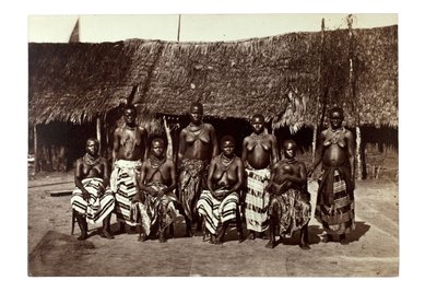 Manželky krále Jiřího, Opobo, poblíž Calabar, Nigérie, kolem roku 1870 (tisk alba) od Francis W. Joaque