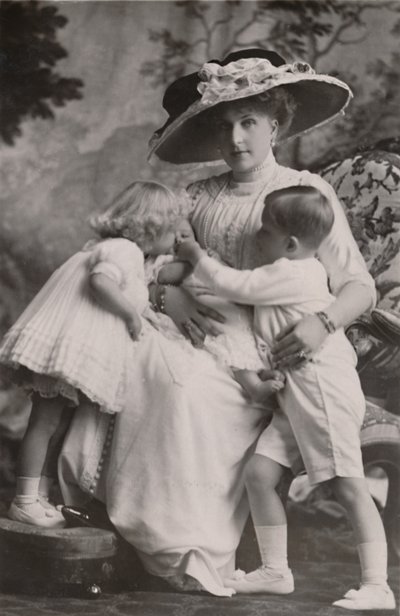 Španělská královna Viktorie s princem Alfonsem, princeznou Marií Christinou a princeznou Beatrice, 1911. od Frank Arthur Swaine