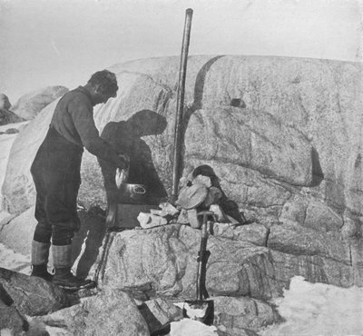 Forde Cooking Seal-Fry na Blubber Stove v Cape Roberts, c1911, 1913 od Frank Debenham