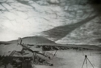 Stín hory Erebus na oblacích, září 1911, 1913 od Frank Debenham