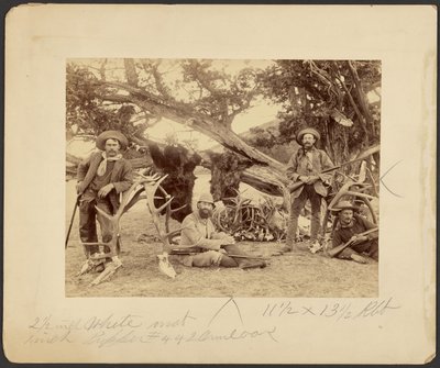 Lispenard Stewart party, #6 - 5th Ave., N.Y. s trofejemi u starého cedru, Mammoth Hot Springs, Yellowstonský národní park od Frank Jay Haynes