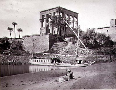 Trajanův chrám, pohled na jihozápad, Philae (černobílá fotografie) od Frank Mason Good