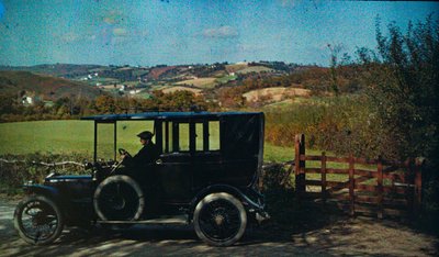 Raný barevný autochrom kolem roku 1916. Muž v autě, možná fotograf v Anglii,... od Franklin Price Knott