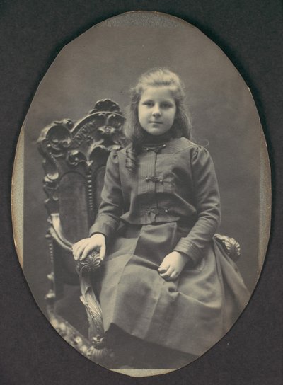 [Dívka s kroužky, vsedě, tříčtvrteční délka], 90. léta 19. století. od Frederick Gutekunst