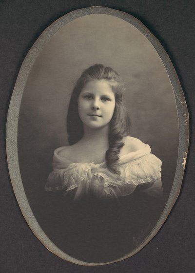 [Dívka s bílými šaty mimo rameno], 90. léta 19. století. od Frederick Gutekunst