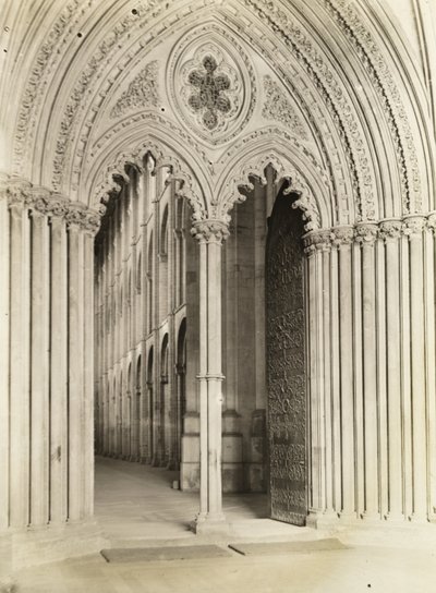 Elyská katedrála: Galilejská kruchta, dveře do lodi od Frederick H. Evans
