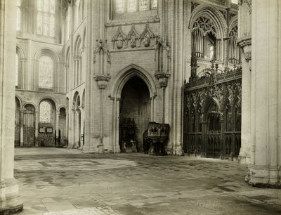 Elyská katedrála: Osmiúhelník z jižní příčné lodi Židle a lavice odstraněny od Frederick H. Evans