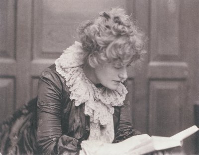 Portrétní fotografie Ellen Terry (1847-1928) při čtení, autor Frederick Hollyer (1837-1933) (sépiová fotografie) od Frederick Hollyer