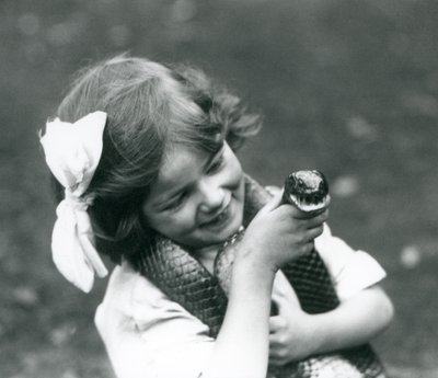 Mladá dívka Betty drží hada indigovce východního, Londýnská zoo, 1924 od Frederick William Bond